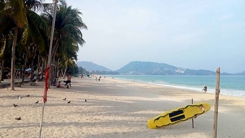 С приходом дождей риск теплового удара стал ниже, но полностью не исчез, предупреждают медики. Фото: Patong Surf Life Saving