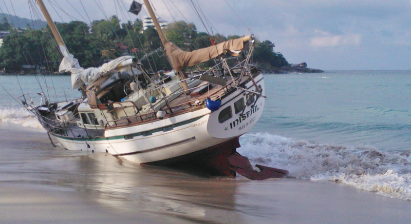 На пляж Ката штормом выбросило парусную яхту