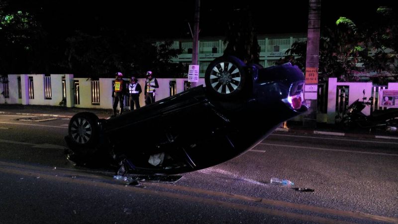 Автомобиль перевернулся на одной из главных улиц Патонга