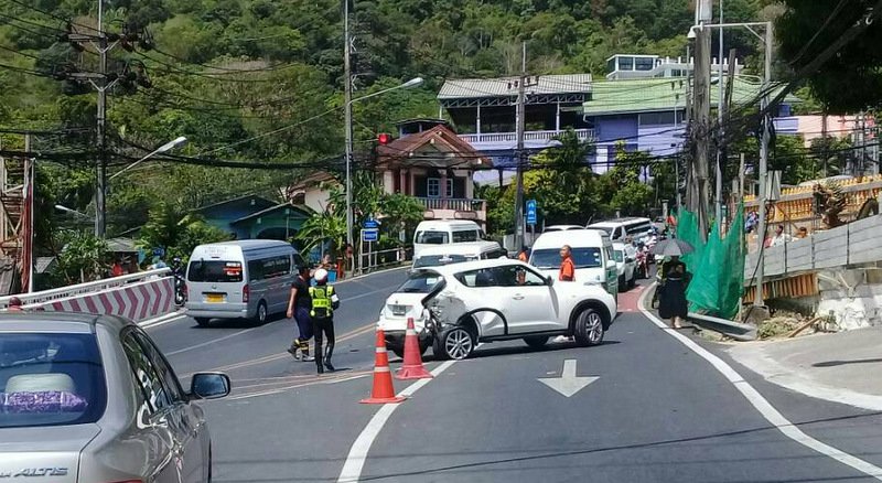 Автобус с туристами из России попал в аварию на холме в Патонге