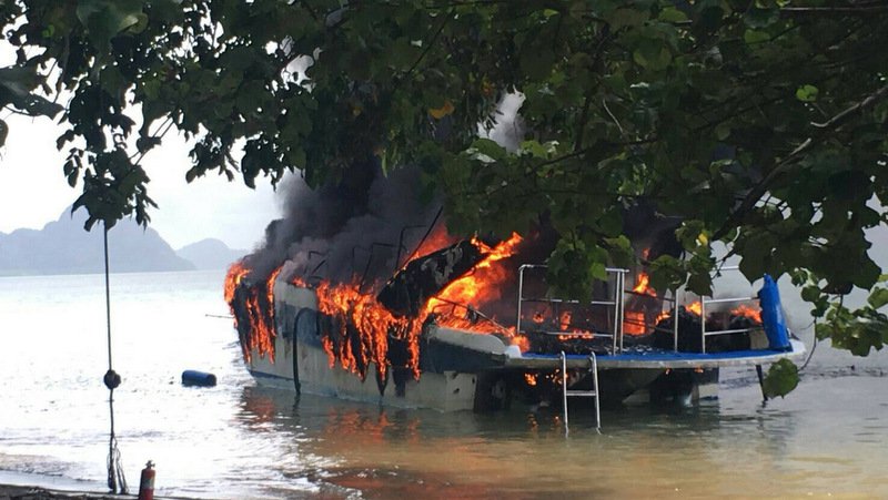 Туристическое судно сгорело в заливе Пханг-Нга