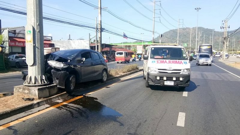 Автомобиль врезался в мачту уличного освещения в Кату