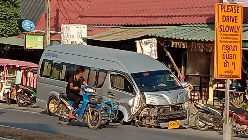 Минивэн с туристами из Австралии попал в аварию в Камале