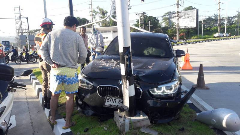 Женщину на BMW оштрафовали на 400 бат за поврежденный фонарный столб