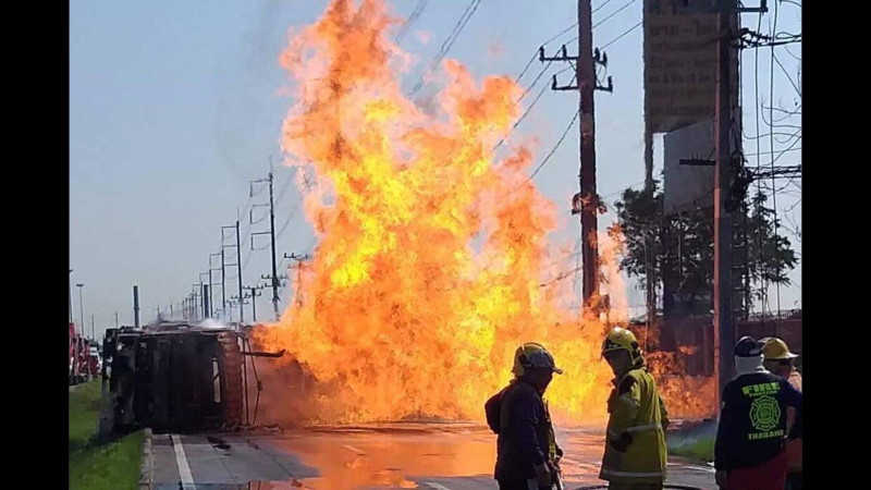 Автоцистерна со спиртом перевернулась и сгорела на трассе в Аюттхайе