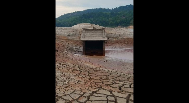 Водохранилище Банг-Вад обмелело настолько, что открылся доступ к находящему на дне святилищу