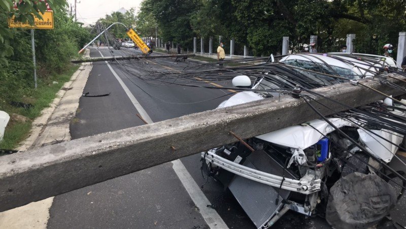 Водитель обрушил линию электропередач в Рассаде