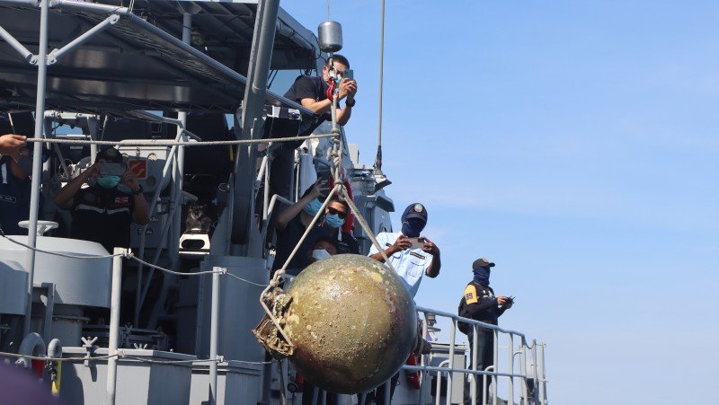 Элемент космического аппарата достали из моря близ Пхукета