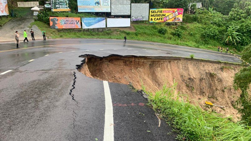 На перевале Кату-Патонг обрушилась дорога