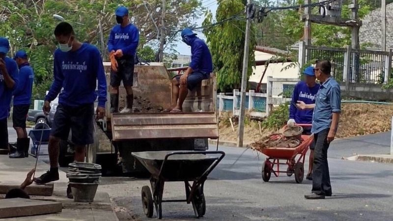 На Пхукете начали использовать труд заключенных на чистке водоотводов