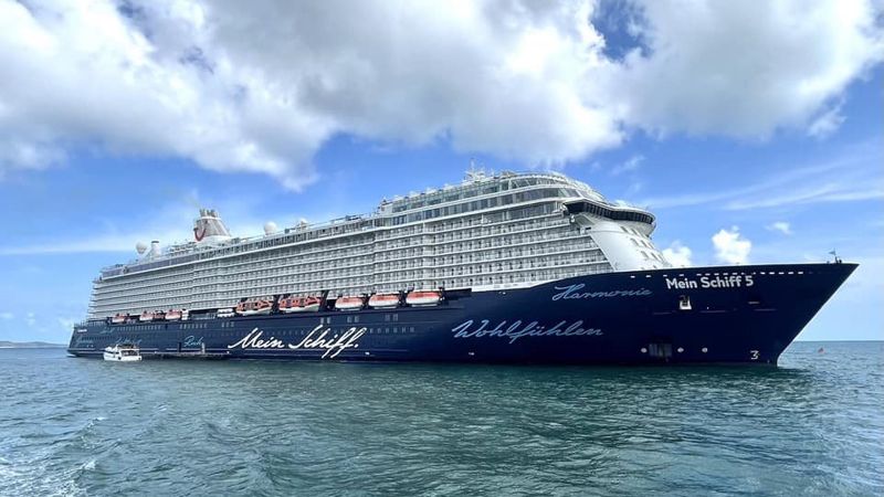 Круизный лайнер Mein Schiff 5 сделал прощальную остановку на Пхукете