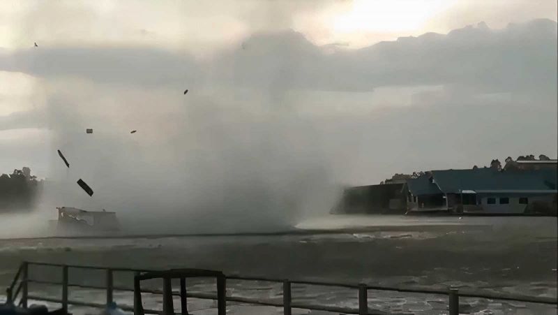 Водяной смерч перевернул лодку с туристами в Таиланде