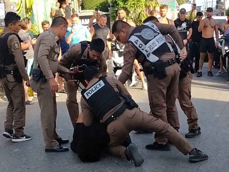 Иностранца задержали на улице Soi Ta-Ied в Чалонге. Фото: The Phuket News