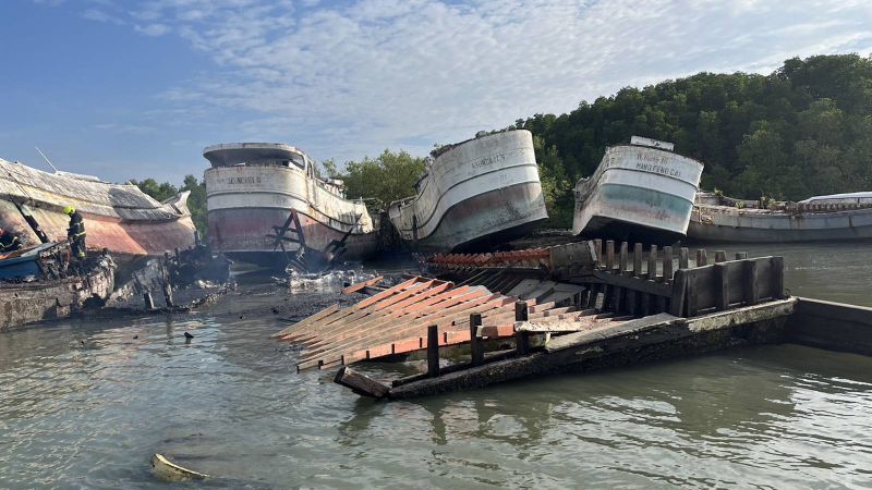 Пожар среди старых лодок произошел на Сирэ. Фото: Иккапоп Тхонгтуб