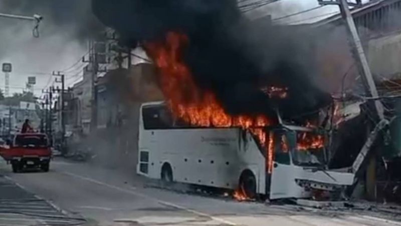 Угнанный на Пхукете автобус сгорел после ДТП. Водитель был под метамфетамином