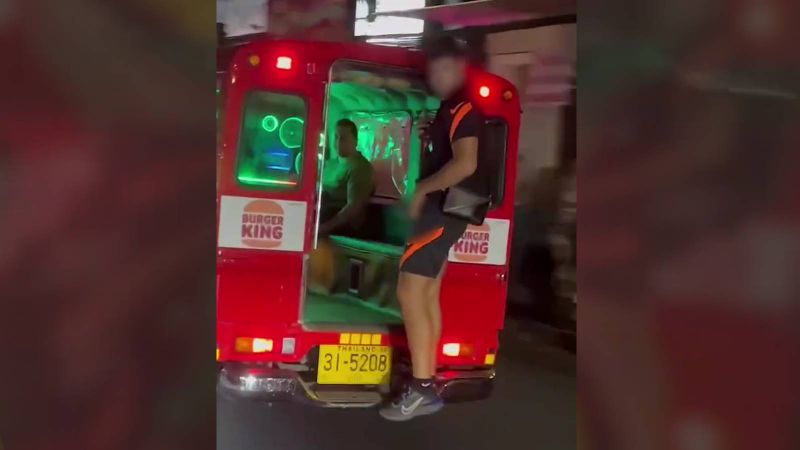 Турист помочился из тук-тука на ходу в Патонге. Фото: Patong Police