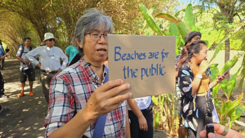 Тайцы Пхукета провели акцию протеста на «личном пляже» основателя Green Elephant Sanctuary. Фото: Иккапоп Тхонгтуб