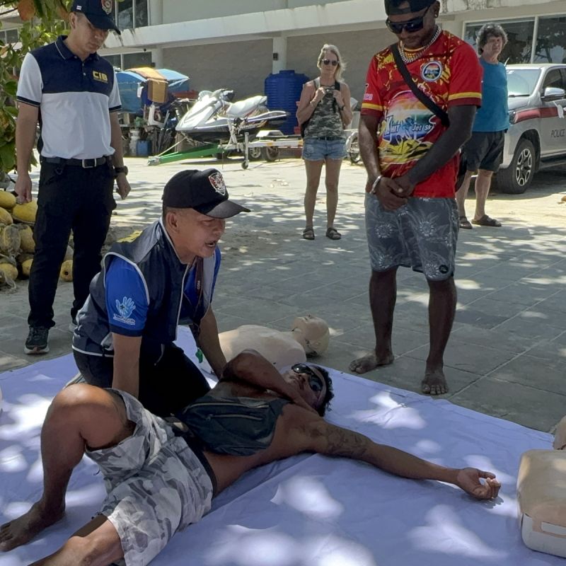 Морская полиция провела встречу с пляжнными спасателями на Пхукете. Фото: Phuket Marine Police