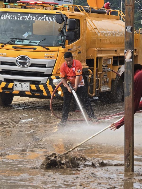 Большая уборка в Камале началась после прекращения дождя 30 июня и продолжится 1 июля. Фото: Chalermpong Saengdee