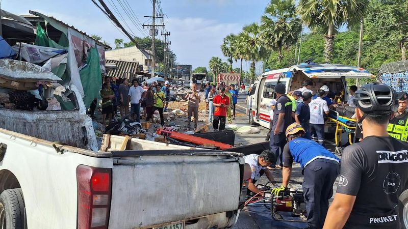 В аварии на Thepkrasattri Rd. утром 26 июля пострадали не меньше 6-8 человек, но смертей пока не подтверждено. Фото: Phuket Info Center