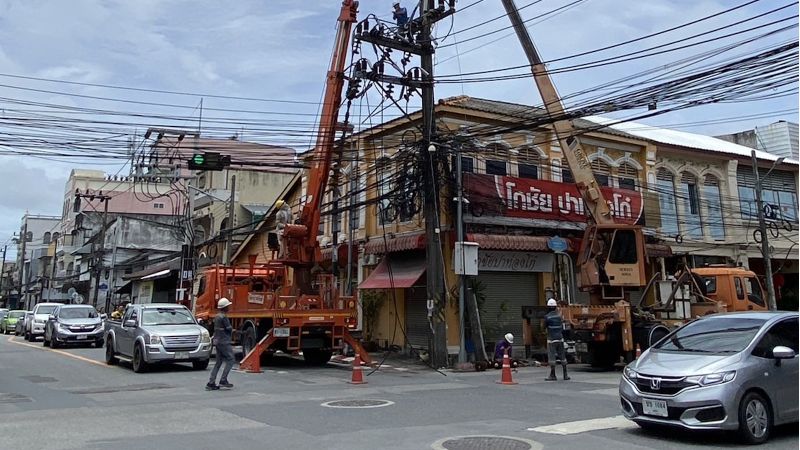 Уличную линию электропередач демонтируют в Пхукет-Тауне. Фото: Phuket City Municipality