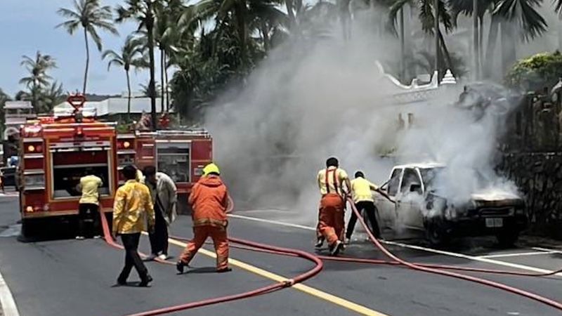 Старый пикап загорелся у отеля Thaworn Palm в Кароне. Фото: Karon Police